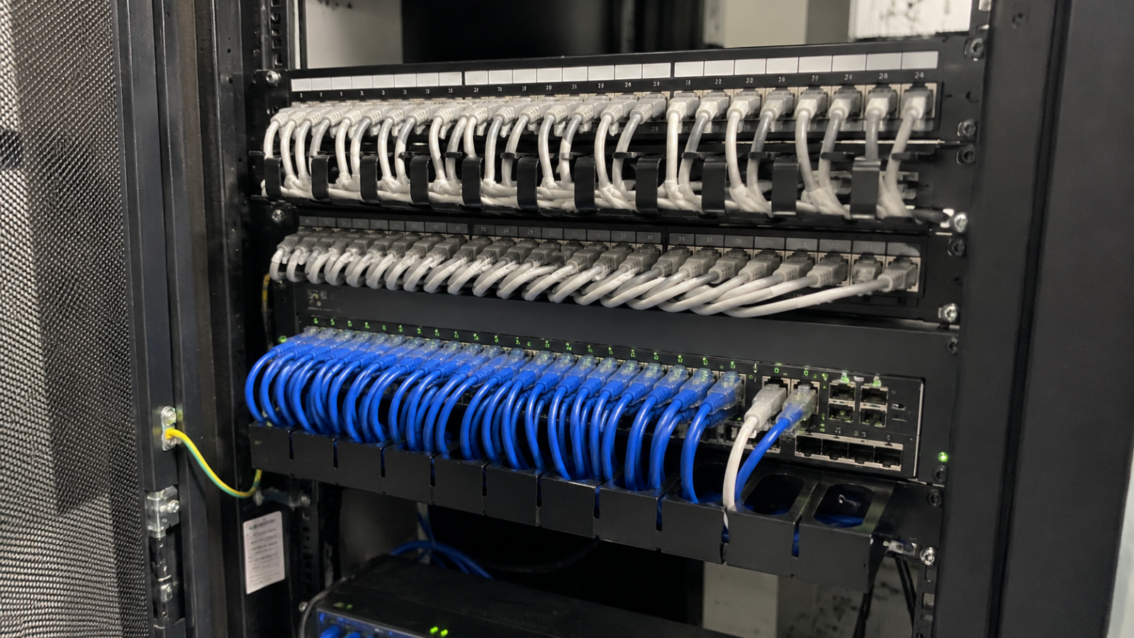 So sánh cáp Cat6 và Cat6A trong tủ rack So sánh cáp Cat6 và Cat6A trong tủ rack phòng server và hệ thống mạng